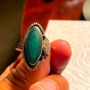 Sterling silver marked 925 green ring with feather